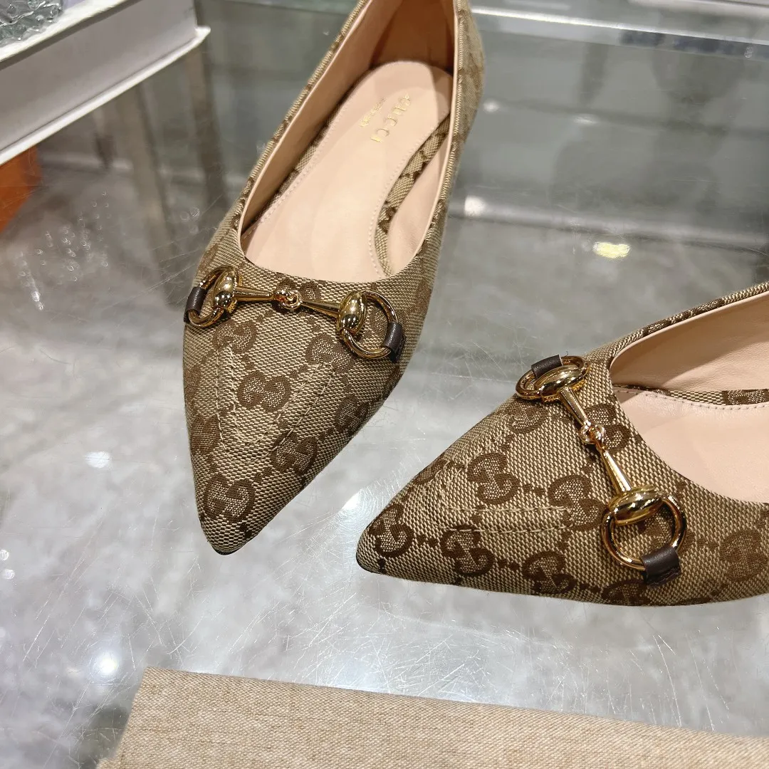 👟👟Ex-factory price 440👟👟 (genuine leather sole +40) Gucci Original GG canvas adds dazzling essence to these slingback pumps. Brown leather piping and light gold-toned hardware are complemented by beige and brown graphics. The pointed toe, elasticated straps and low heel all work together to create a comfortable fit. Upper: Made of first-layer imported patent cowhide/sheepskin lining. Outsole: Rubber non-slip outsole/genuine leather outsole. Size: 35-42 (34/41 42 customized, non-refundable)​